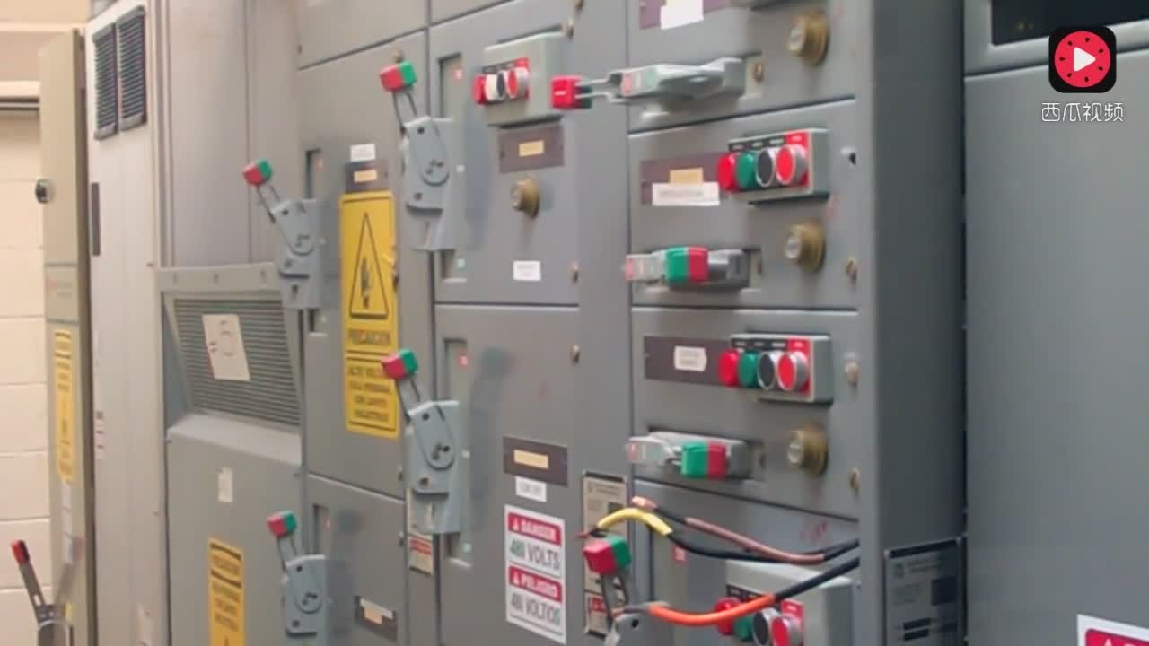 實拍國外工程師檢修控制配電柜與配電箱